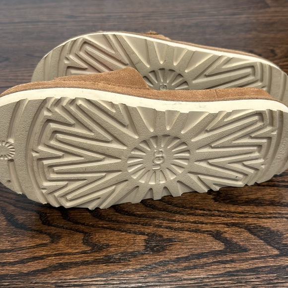 UGG Slip On Shoes LIKE NEW - Picture 5 of 8